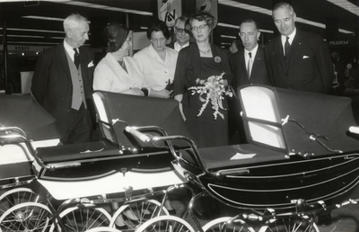 501368 Afbeelding van de opening van de Internationale Vakbeurs Het Kind in de Julianahal van de Jaarbeurs (Croeselaan) ...